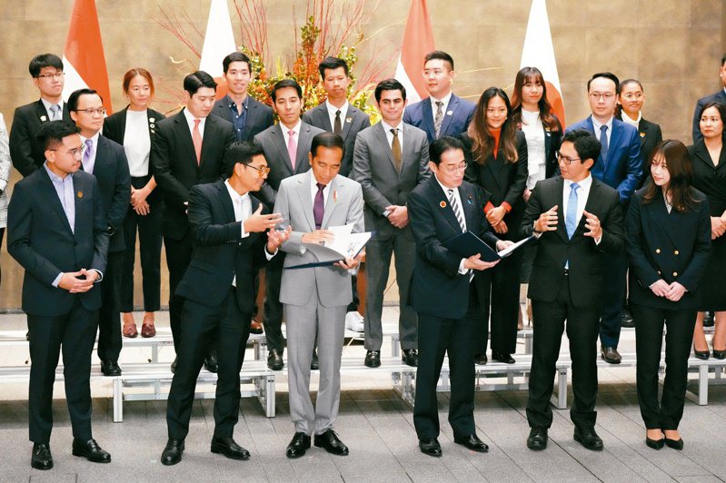 日本東協特別高峰會16日登場，東道主日本首相岸田文雄（前排右三）和印尼總統佐科威（前排左三）在場邊的「Ｚ世代企業領袖峰會」聚首，會場位於日相官邸。（美聯社）