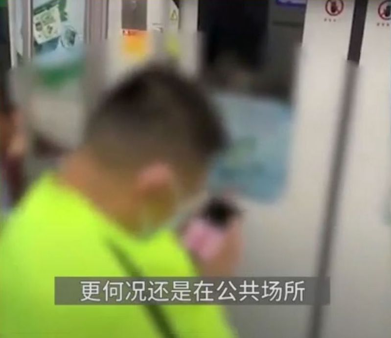 男乘客站在廣州地鐵車廂內低頭看不雅影片，被目擊者拍下交給警方。圖／取自影片