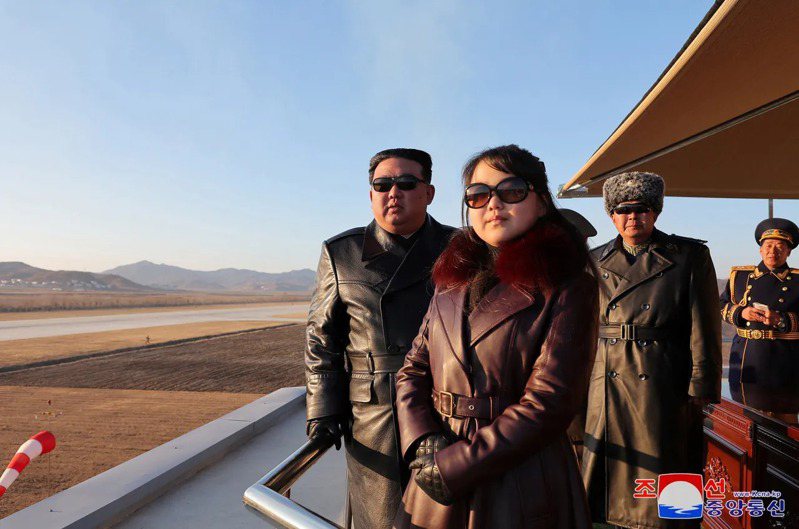 北韓第一千金金主愛戴墨鏡、穿皮衣，模仿父親的「正恩style」。（路透）