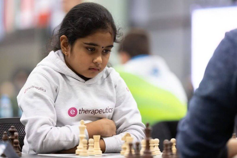 英國年僅8歲的女童西瓦南丹，擊敗多位世界級的大師好手拿下歐洲西洋棋超快棋賽女子首獎。（取材自Ｘ平台）