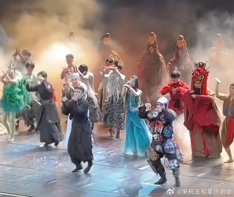 跳孔雀舞聞名的楊麗萍舞團，在謝幕時跳「科目三」，台下發出驚呼聲，網友也有正反不同的看法。（取材自微博）