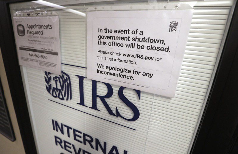 國稅局說，疫情期間申請「員工留任稅收抵免」的雇主，若感到後悔，可以把錢退給政府。(美聯社)