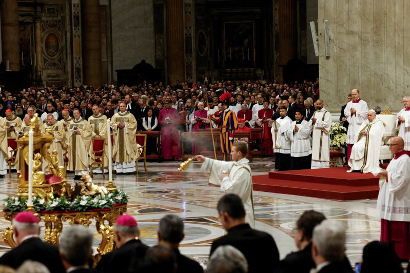 天主教教宗方濟各（右側坐者）在梵蒂岡聖伯多祿大殿主持子夜彌撒、揭開聖誕慶典序幕時呼籲和平。（路透）