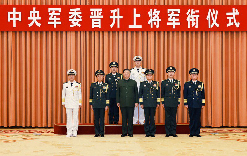 中央軍委晉升上將軍銜儀式25日在北京八一大樓舉行。習近平和晉升上將軍銜的軍官合影。(新華社)