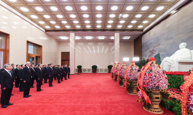 習近平等中央領導人26日到毛主席紀念堂瞻仰毛澤東遺容。(新華社)