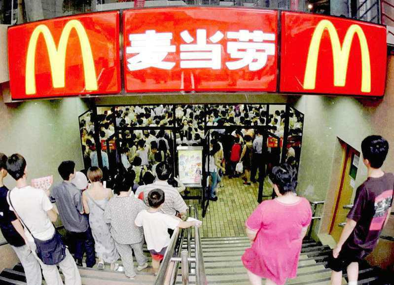 中國麥當勞今起漲價3%，13.9元的「窮鬼套餐」不漲價。(美聯社)