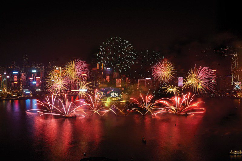 香港將舉行歷年最大規模「香港跨年倒數」盛會，為史上面積最大、歷時最長的跨年煙花音樂匯演來迎接2024年。(取材自香港旅發局)
