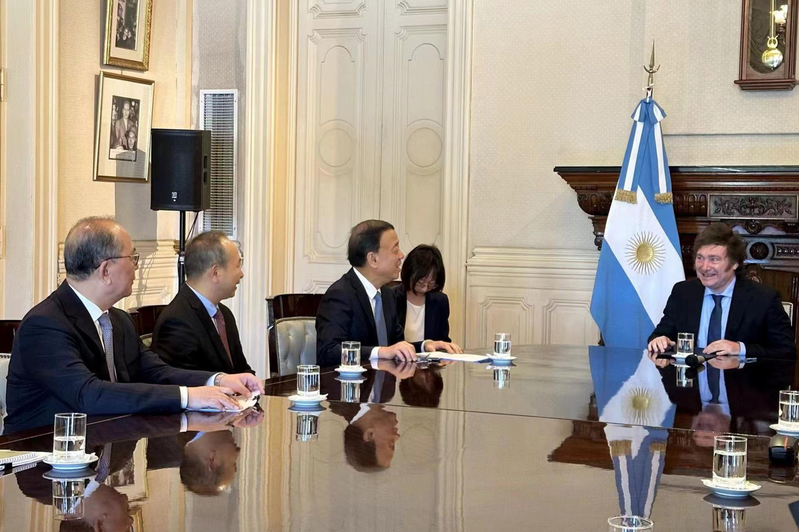 阿根廷新任總統米雷伊（右一）12月11日在阿根廷總統府會見中國國家主席習近平主席特使、全國人大常委會副委員長武維華（左三）。（新華社）