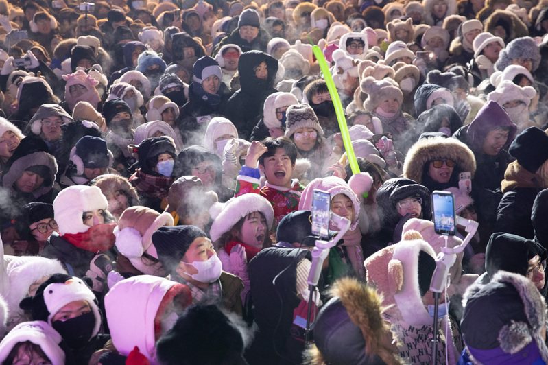 遊客12月31日在哈爾濱冰雪大世界園區，參與跨年互動活動。(新華社)