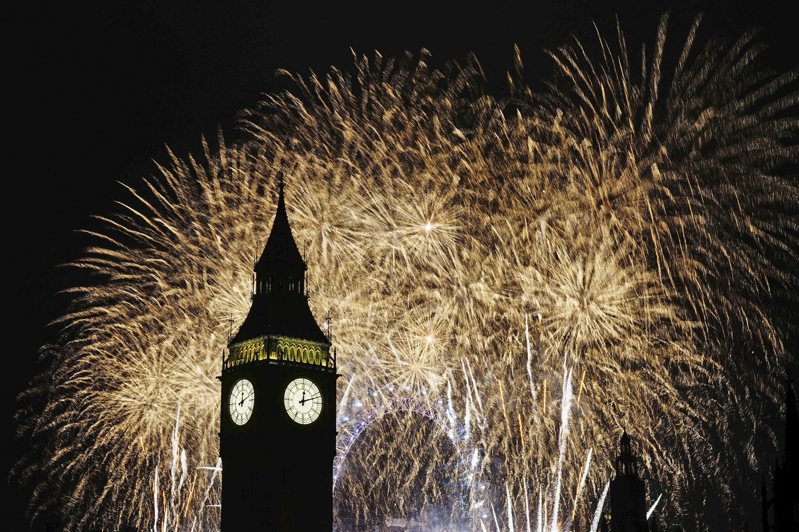 英國跨年煙火秀在倫敦泰晤士河沿岸舉行，煙火照亮了倫敦市中心的大笨鐘上空。（美聯社）