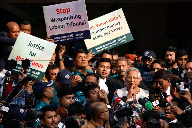 孟加拉國諾貝爾和平獎得主尤努斯，因違反勞動法中被判處六個月監禁，大批支持者聲援。（路透）