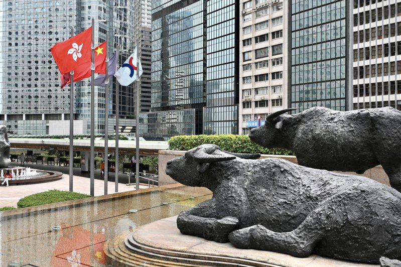 外界預計香港今年全年首次公開發行IPO，總集資額可望回升至1000億港元以上，重返全球前三名的水平；圖為香港交易廣場上的銅牛。(中新社)