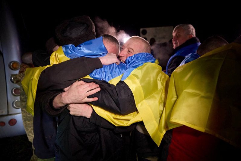 烏俄3日宣布交換近500名戰俘。圖為遭俘虜的烏克蘭士兵獲釋後激動擁抱。(路透)