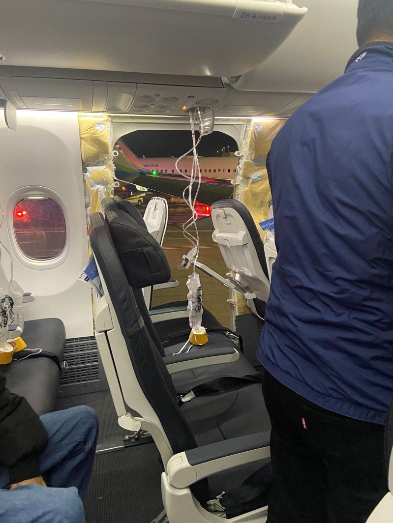阿拉斯加航空1282號班機5日自俄勒岡州波特蘭機場起飛後，艙門隨即脫落並緊急迫降，乘客驚恐萬分，所幸無人嚴重受傷。(路透)