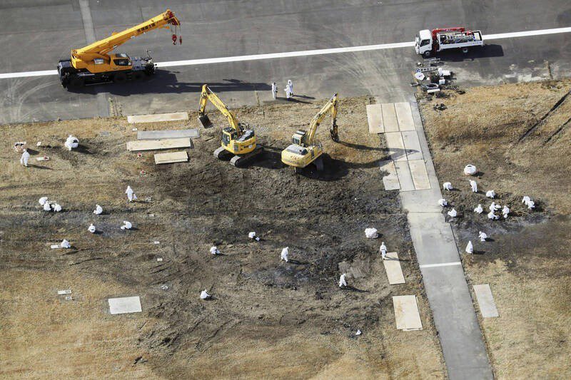 日本國土交通省7日晚間表示，羽田失事飛機殘骸已清理完畢，事發的機場跑道確定於8日重啟。（美聯社）