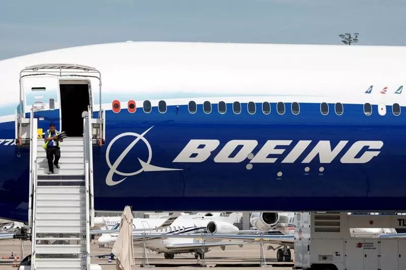 聯邦航空管理局(FAA)在阿拉斯加航空公司班機5日傍晚發生內嵌式艙門脫落的飛安事故後，下令停飛波音737 Max 9客機，是對波音Max系列噴射飛機的最新打擊。(路透)