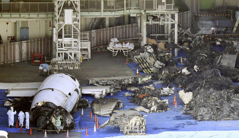 日本羽田機場事故檢討，機場航管將禁用「No.1」一詞；圖為編號JAL516的日航客機與海保機衝撞後發生大火，嚴重焚毀，殘骸事後被移往日航機庫。（美聯社）