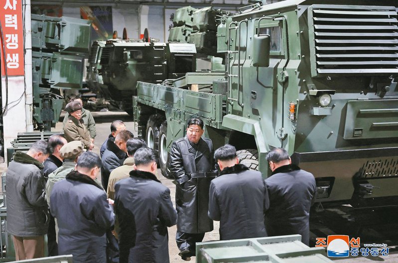 北韓朝中社10日發布照片，顯示北韓領導人金正恩(右三)視察一座武器工廠，並稱南韓是北韓主要敵人。(路透)