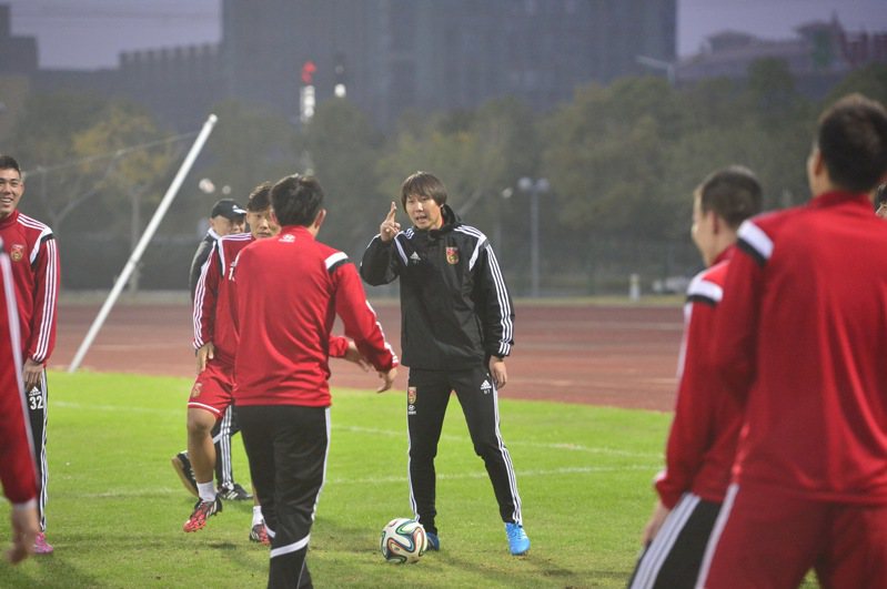 李鐵（中）曾於2020至2021年任國足主教練。(新華社資料照片)