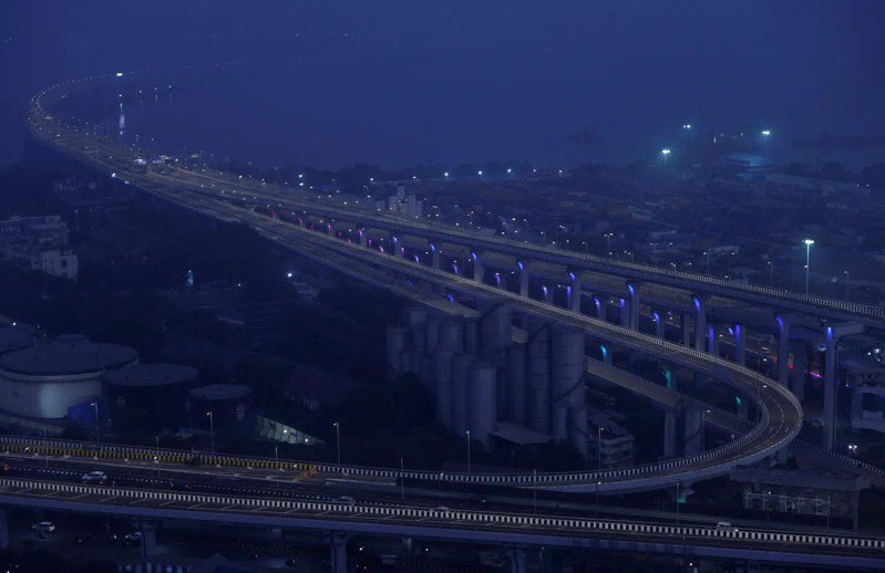 印度最長跨海大橋「孟買-港口連接道」，用鋼量多達17座巴黎鐵塔，12日起開放民眾使用。（路透）