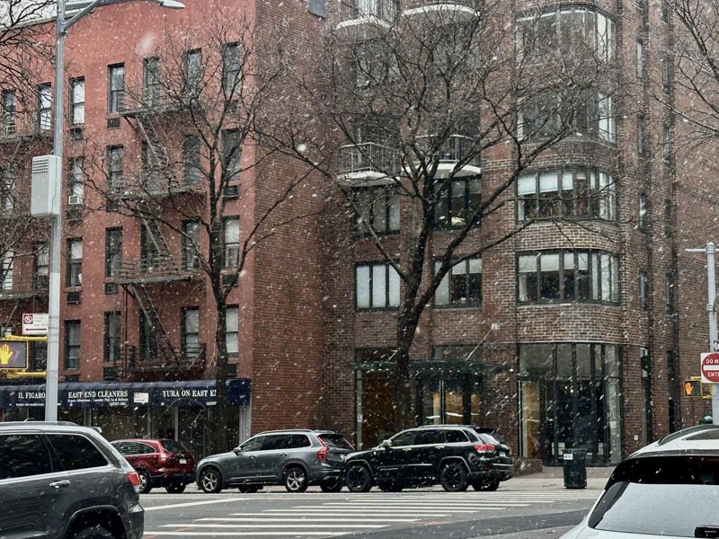 「迷你暴風雪」突襲紐約。14日下午1時左右，紐約可見雨夾雪，並伴隨著狂風大作與能見度降低。(記者范航瑜／攝影)