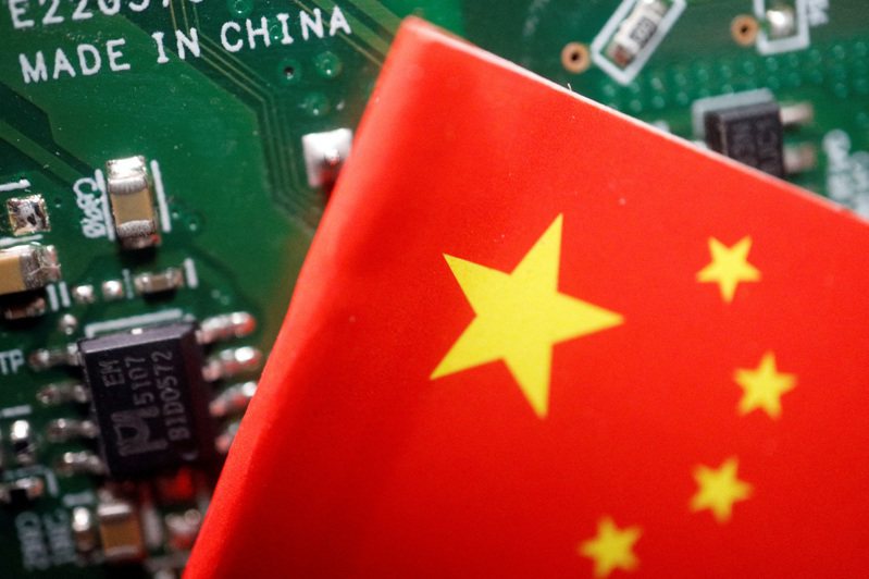 面對科技禁令，中國正向半導體設備商採購較不先進的晶片製造設備。（路透）