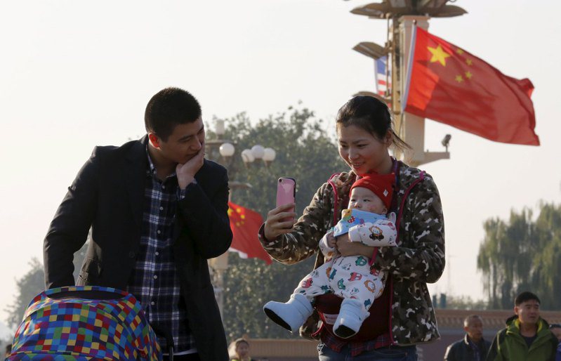 雖然中國政府不斷鼓勵民眾生育，但仍然止不住中國人口下滑的趨勢，甚至成為經濟發展的隱憂。（路透）