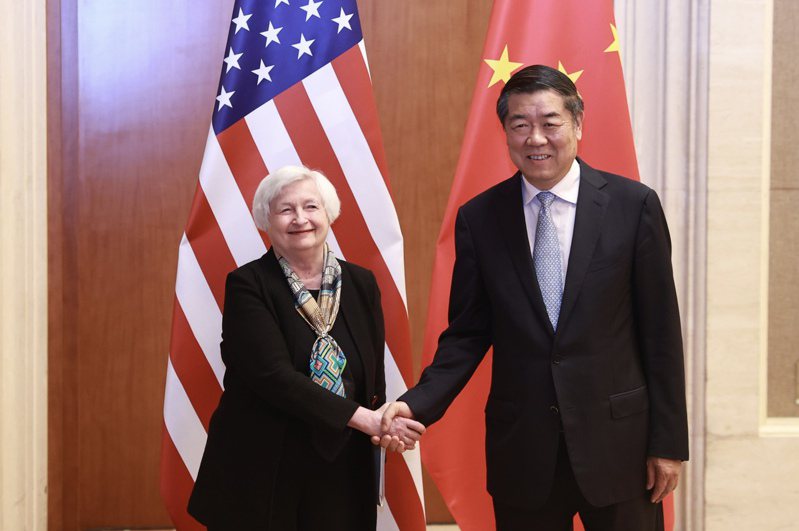 外媒指出，美國財政部官員已赴北京召開雙方的會議，這一會議機制是中國國務院副總理何立峰與美國財長葉倫在2023年7月會談的共識。圖為何立峰（右）2023年7月與葉倫（左）會談。（中新社）