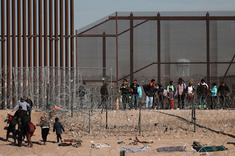 邊界源源湧入的無證移民，重傷拜登的邊境政策。(歐新社)