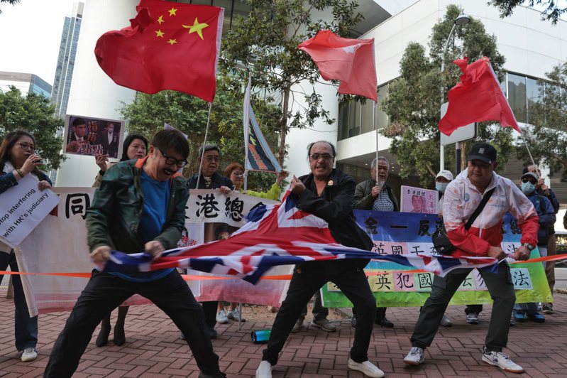 23日聯合國人權理事會上，有18國對香港人權狀況表達關注。圖為香港多個社團日前在英國駐港領事館抗議，譴責英國首相妄議黎智英案。（中通社）