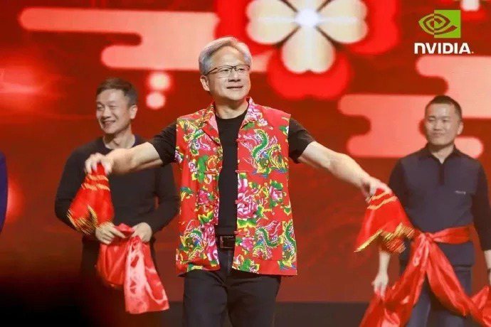 黃仁勳在中國區年會上身穿花背心，和員工大跳「二人轉」。(取材自微博)