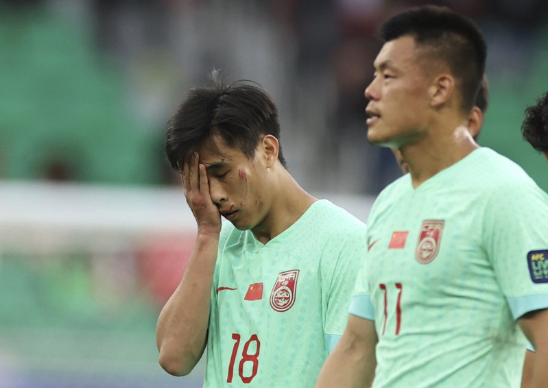 1月17日，中國隊球員戴偉浚（左）在比賽後。他的面部在拚搶中被黎巴嫩隊球員哈利勒·哈米斯踹傷。（新華社）