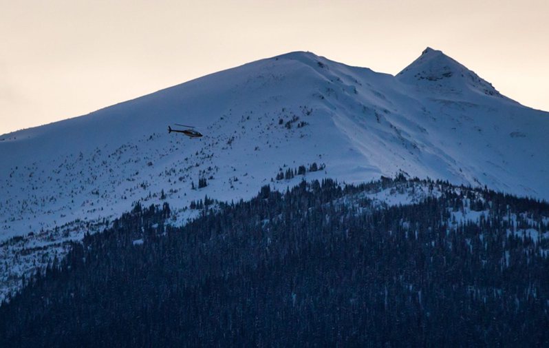 加拿大一架直升機22日下午載客上山滑雪，不料途中發生意外墜毀於卑詩省山區，造成三人死亡、四人重傷，目前尚未釐清事故原因。(美聯社)