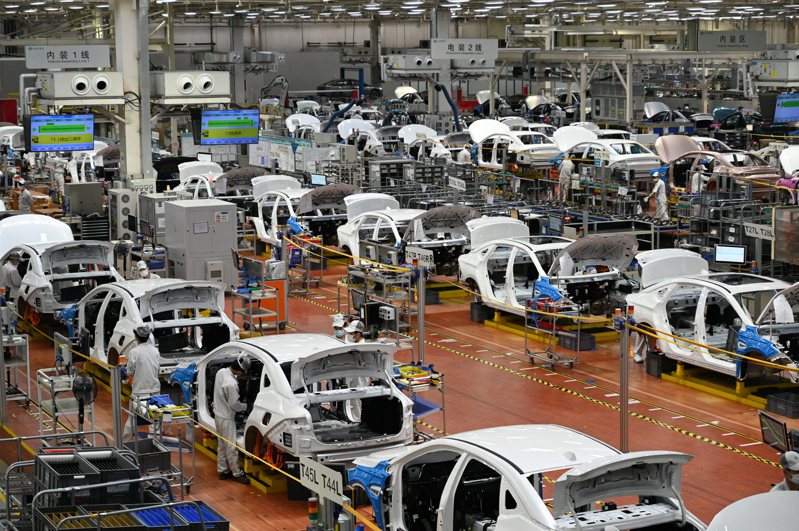 廣汽埃安新能源汽車股份有限公司總裝車間裡的新能源汽車產業智能生產線。（中新社）
