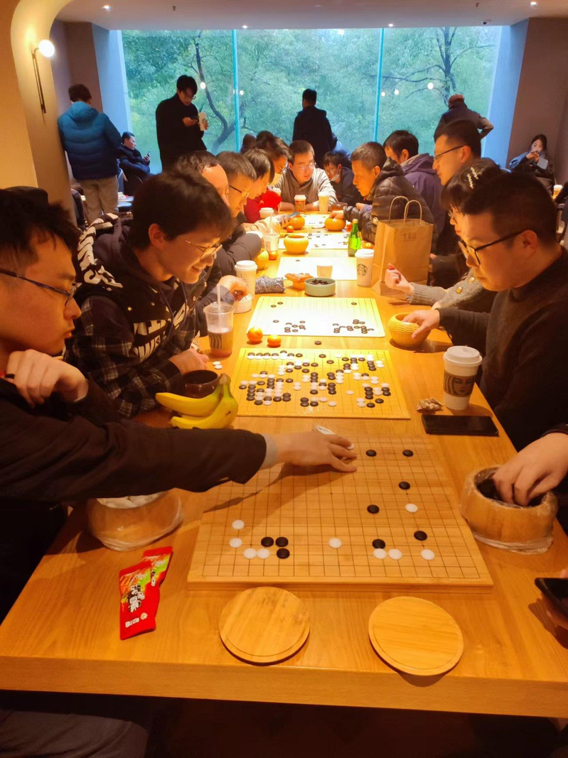 上海普陀區的星巴克，成為圍棋迷們的據點，不少人買一杯咖啡就在這裡下棋。(取材自澎湃新聞／受訪者供圖)