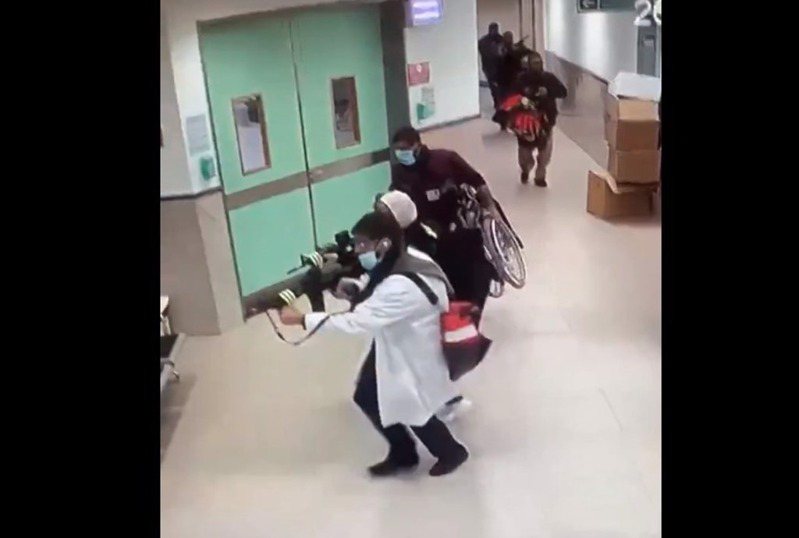 偽裝婦女、穿著白大掛，手持美製武器的以色列突擊隊便衣特工，30日衝進約旦河西岸的巴勒斯坦醫院。（取材自Ｘ平台）