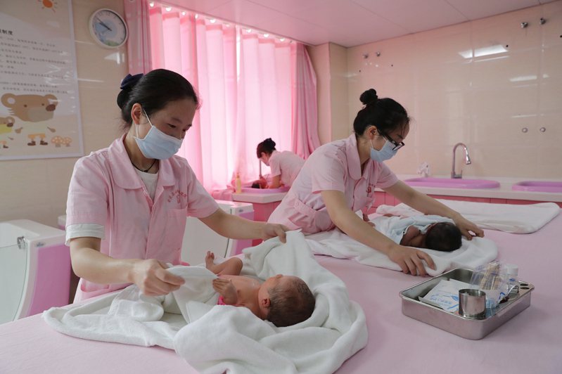過去7年，中國年出生人數減少超過一半。（新華社資料照片）