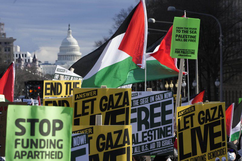 圖為大批巴勒斯坦支持者1月在華府國會前抗議，要求華府停止支持以色列。(美聯社)