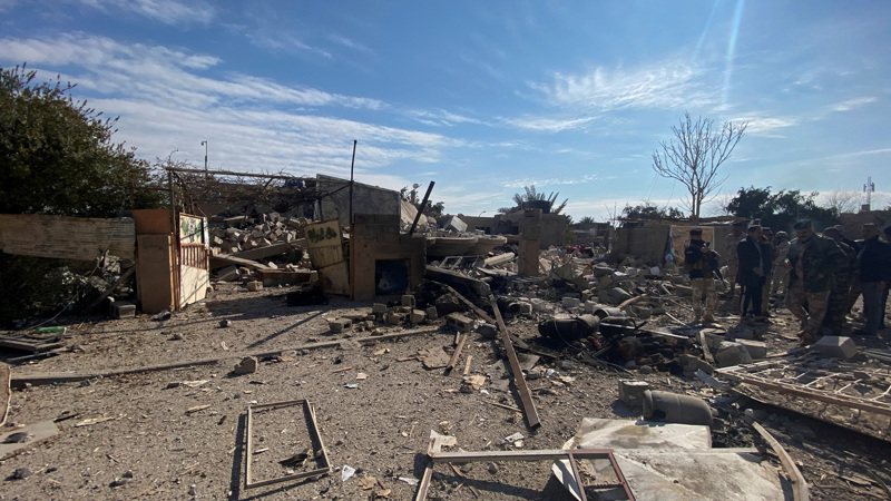美軍3日反擊伊拉克北部阿卡沙特」和卡恩地區的伊斯蘭反抗運動組織的指揮部及安全部隊駐紮的區域。圖為在卡恩的民兵天亮後清理被擊毀的建築。(美聯社)