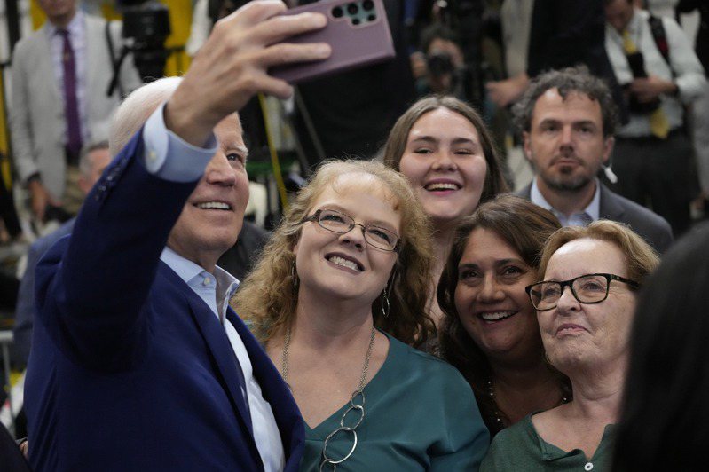 民調顯示，拜登總統的婦女支持者大增，有可能成為他今年競選連任的利器。圖為拜登去年8月在新墨西哥州出席活動時，用手機與女觀眾玩自拍。(美聯社)