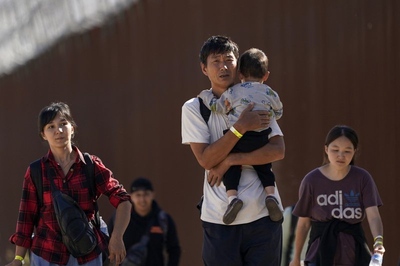 图为去年10月在加州墨西哥边界穿过边墙进入美境的走线无证客。(美联社)(photo:UDN)