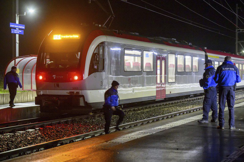 瑞士西部地区8日晚间发生列车乘客与列车长遭挟持事件，警方击毙一名32岁的伊朗籍庇护申请者。(美联社)(photo:UDN)