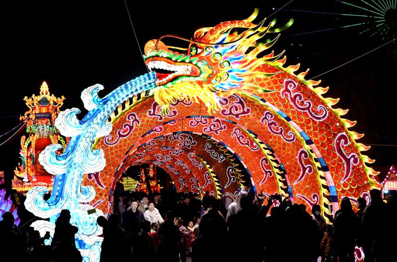 遊客在河南洛陽王城公園龍年燈會上參觀遊園。（新華社）