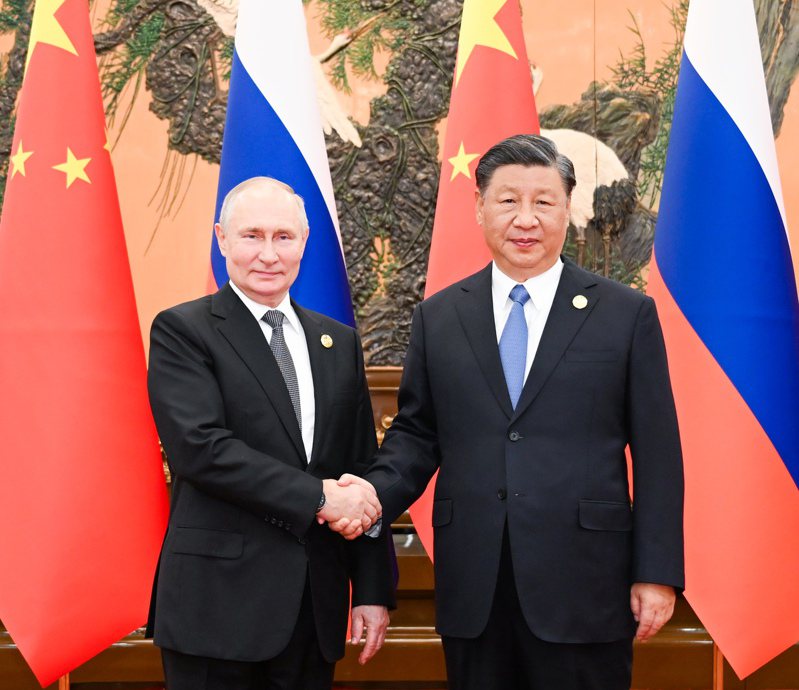 中國駐俄羅斯大使張漢暉表示，俄羅斯總統普亭（左）今年訪中之旅一定會成行。圖為普亭習近平（右）2023年10月在北京人民大會堂同來華出席第三屆「一帶一路」國際合作高峰論壇的俄羅斯總統普京舉行會談。（新華社）