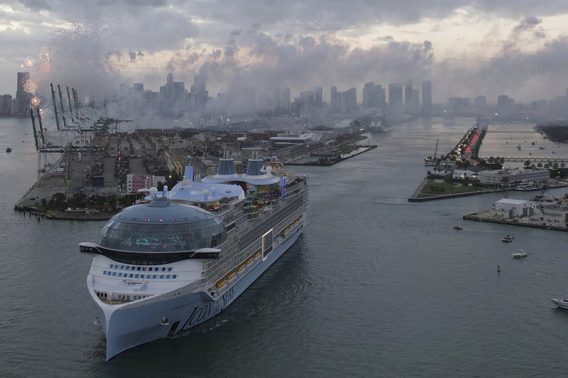 世界上最大的郵輪海洋標誌號(Icon of the Seas)1月27日從邁阿密港開啟處女航時，施放煙火慶祝。美聯社