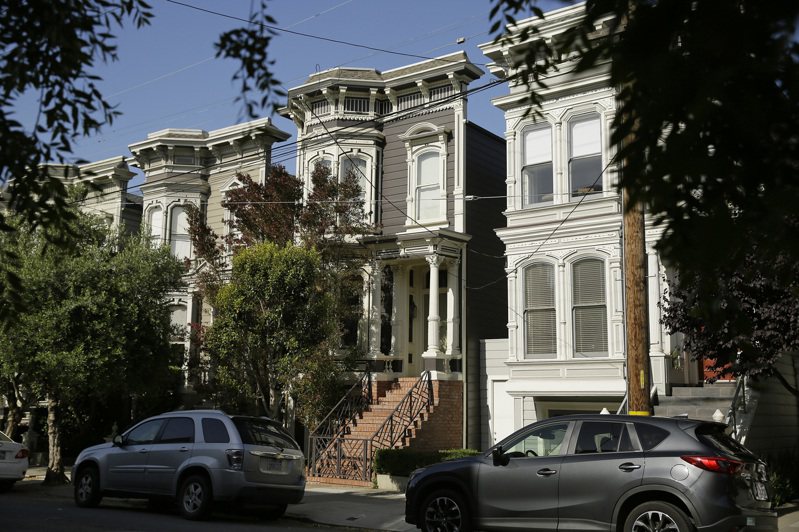 全美人口最多的50個城市，2022年房產稅中位數最高的是加州舊金山。圖為市區的維多利亞式住宅。(美聯社)