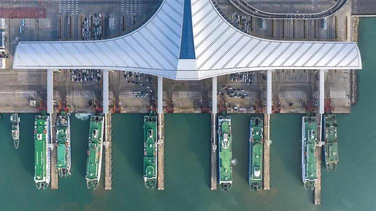 海口新海港客運樞紐過海車輛正在有序登船。（取材自紅星新聞／圖源/視覺中國）
