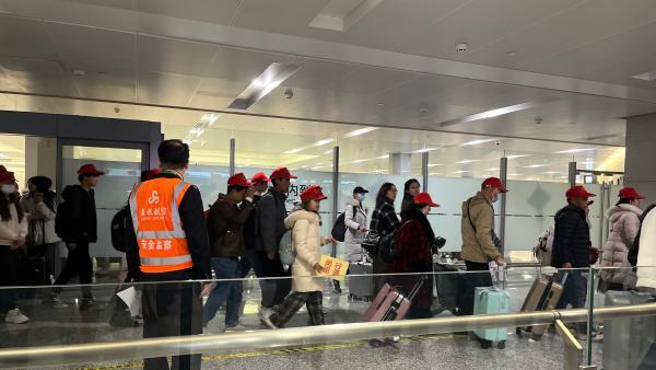 返崗復工航班15日降落在上海虹橋國際機場，來自雲南的108名返崗復工人員順利抵滬。（取材自澎湃新聞）