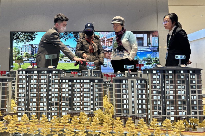 美媒指出，北京當局有意重掌房地產市場，圖為民眾在北京一售樓處。(中新社)