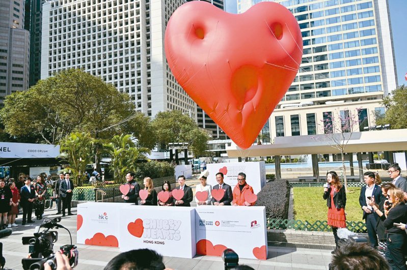 香港日前慶祝西洋情人節升起巨型飄浮紅心，首3天參觀總人次超過20萬。圖為當日活動啟動禮儀式。(中新社)